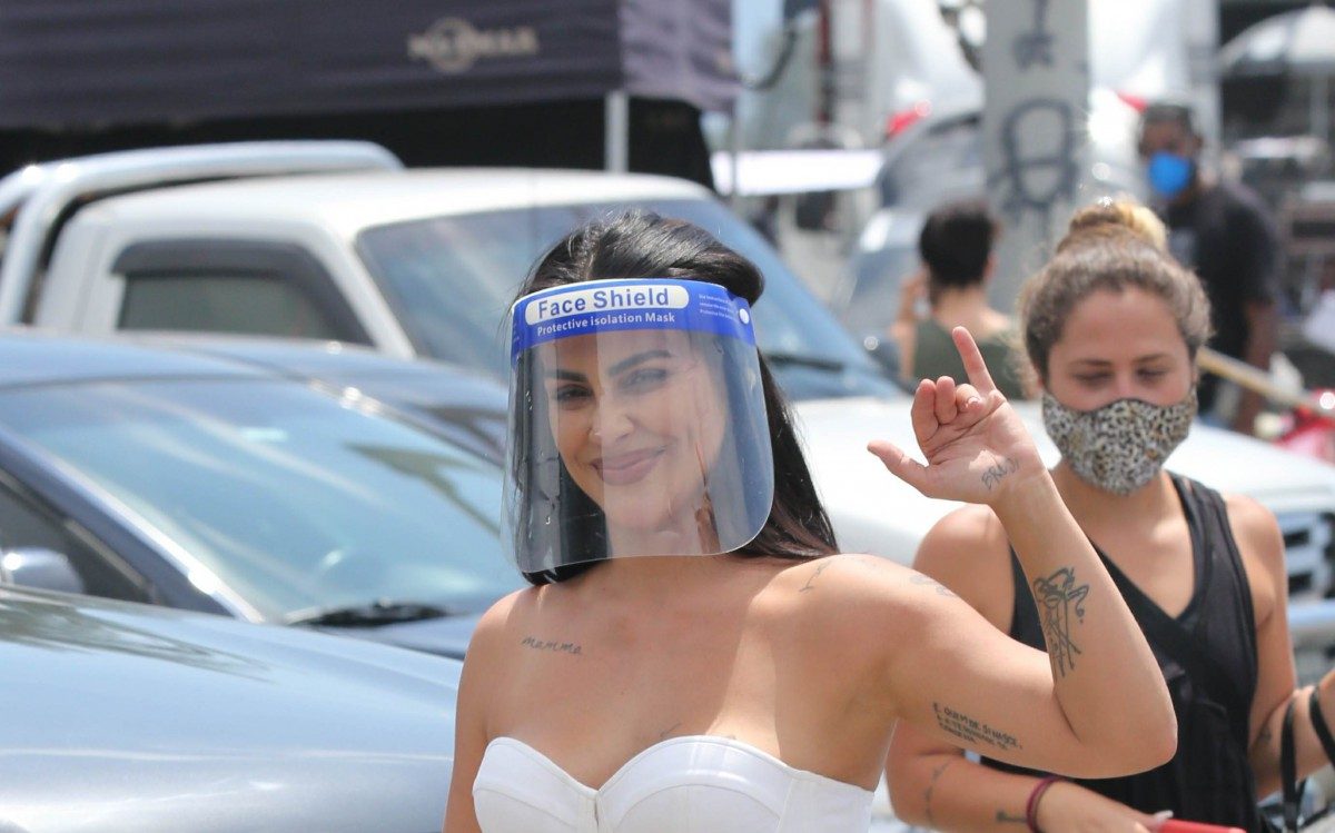 Cleo grava cenas de filme na Praia da Reserva, na Zona Oeste do Rio