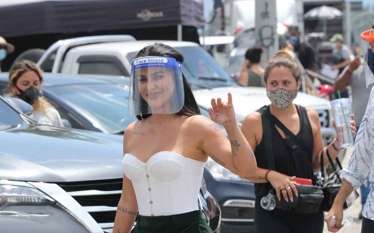 Cleo grava cenas de filme na Praia da Reserva, na Zona Oeste do Rio