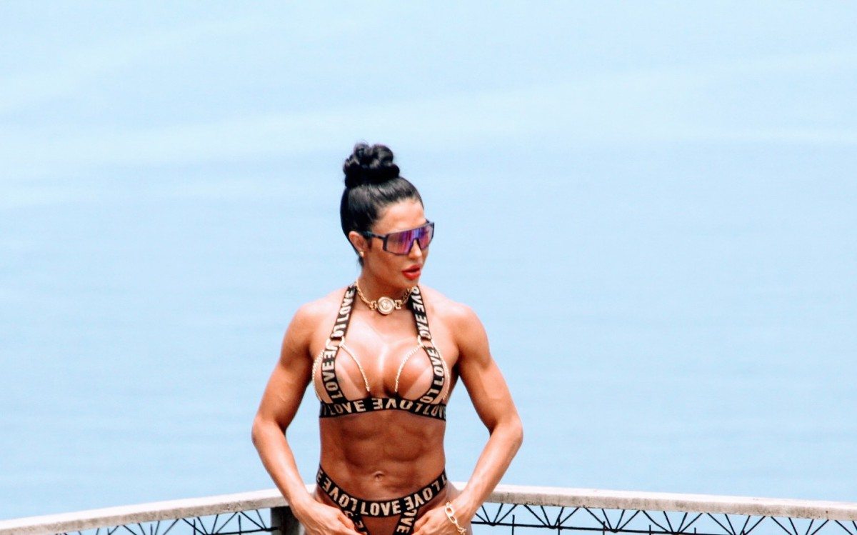 Gracyanne Barbosa posa para ensaio fotográfico em laje no Morro do Vidigal, na Zona Sul do Rio, nesta quarta-feira