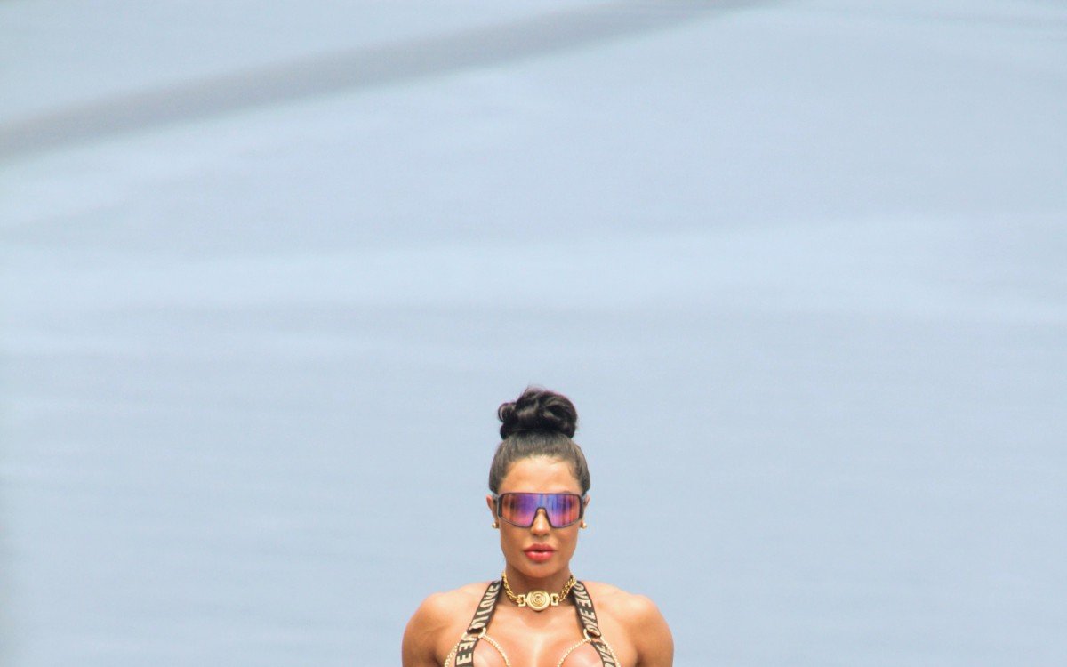 Gracyanne Barbosa posa para ensaio fotográfico em laje no Morro do Vidigal, na Zona Sul do Rio, nesta quarta-feira