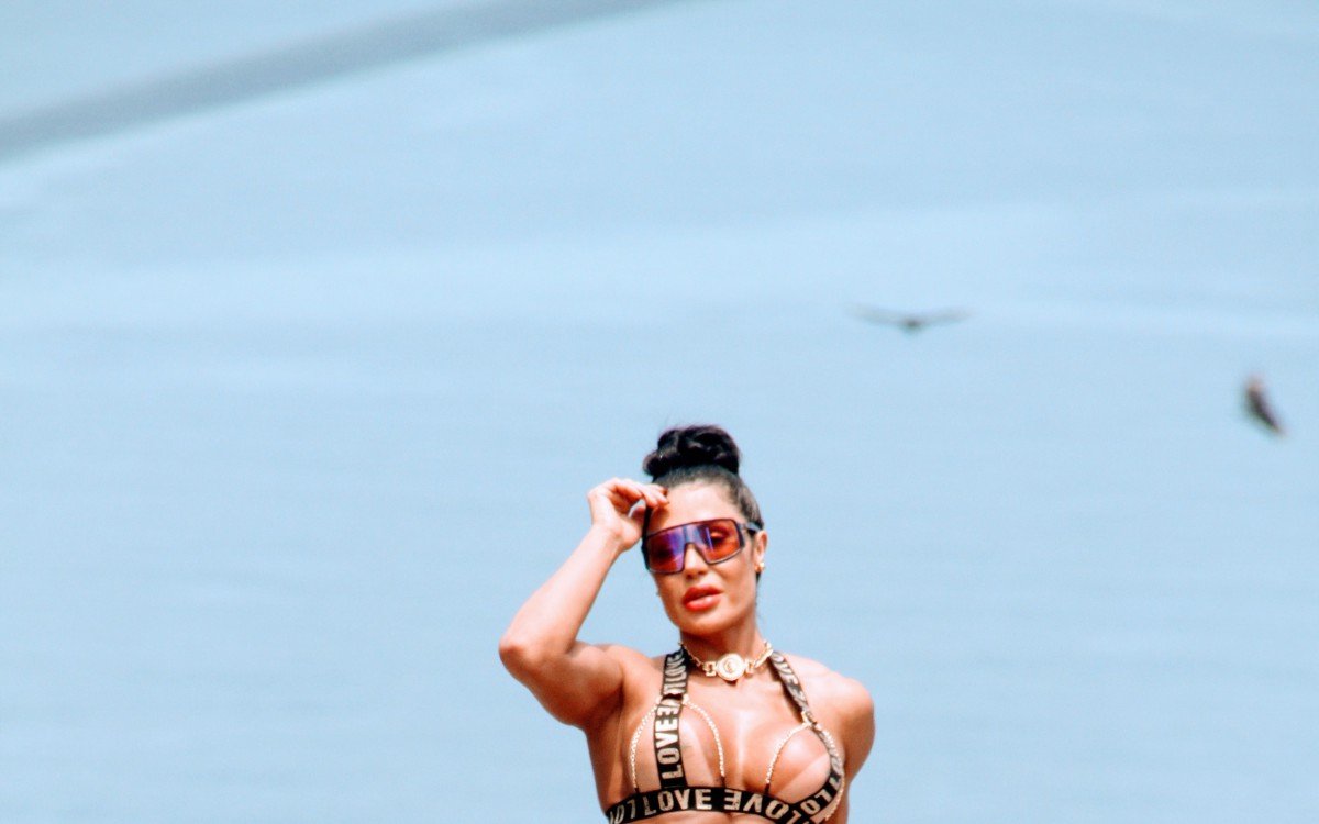 Gracyanne Barbosa posa para ensaio fotográfico em laje no Morro do Vidigal, na Zona Sul do Rio, nesta quarta-feira