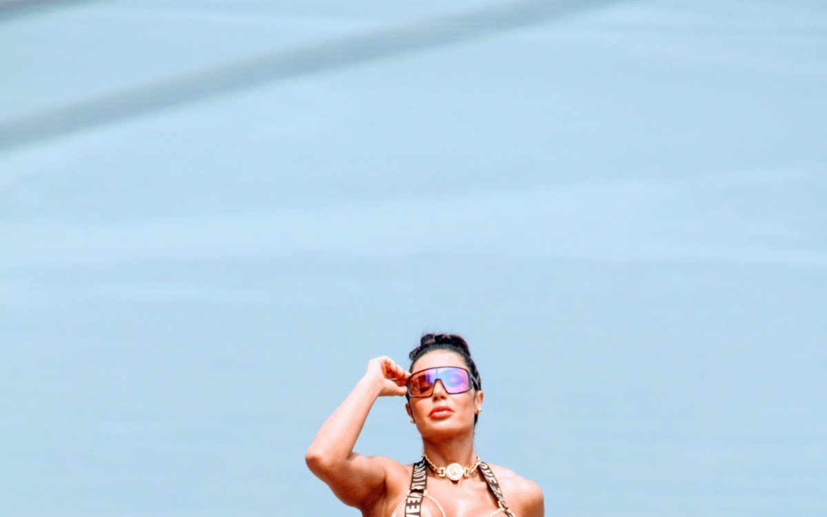Gracyanne Barbosa posa para ensaio fotográfico em laje no Morro do Vidigal, na Zona Sul do Rio, nesta quarta-feira
