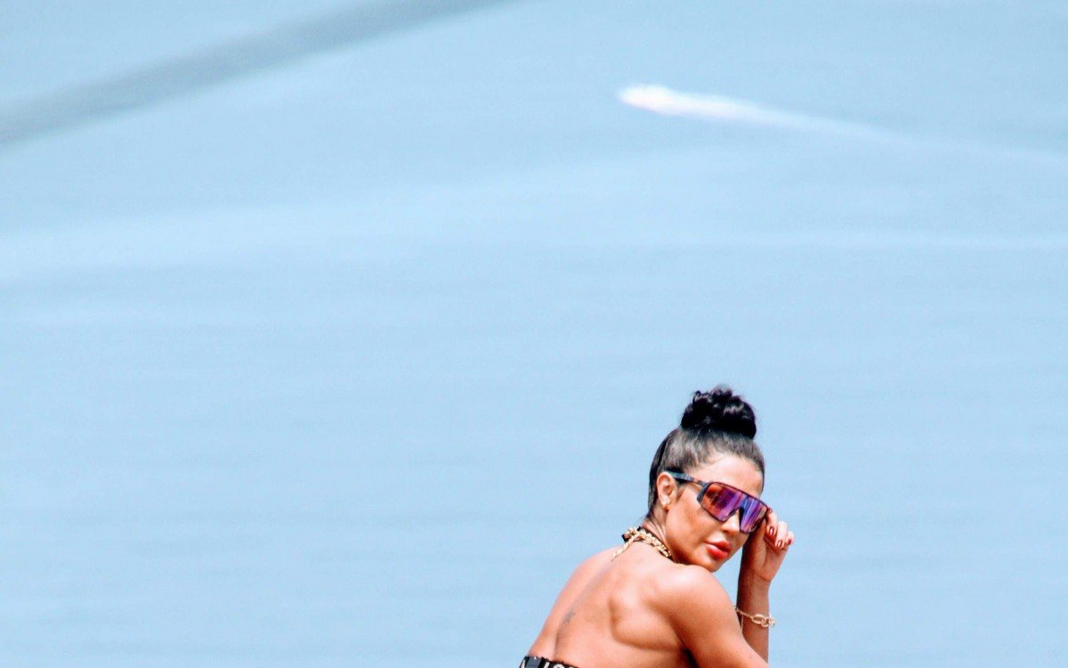 Gracyanne Barbosa posa para ensaio fotogr&aacute;fico em laje no Morro do Vidigal