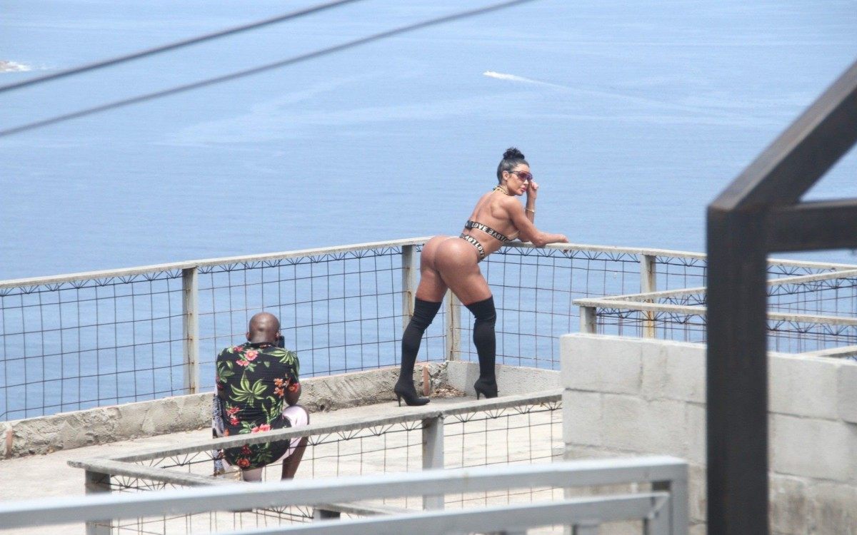 Gracyanne Barbosa posa para ensaio fotográfico em laje no Morro do Vidigal, na Zona Sul do Rio, nesta quarta-feira