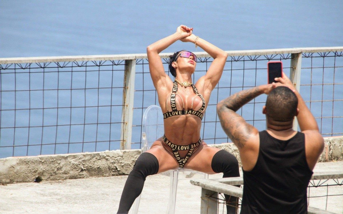 Gracyanne Barbosa posa para ensaio fotográfico em laje no Morro do Vidigal, na Zona Sul do Rio, nesta quarta-feira