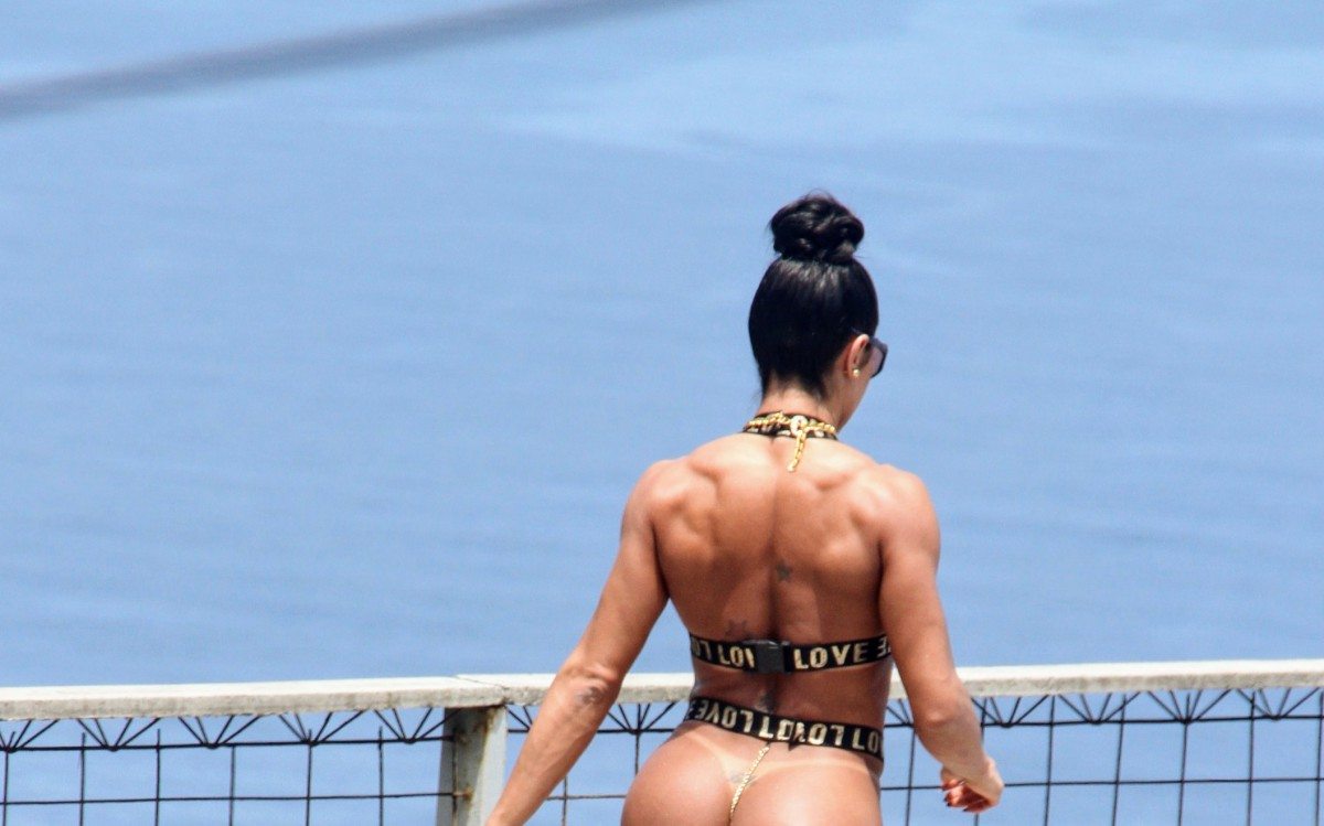 Gracyanne Barbosa posa para ensaio fotográfico em laje no Morro do Vidigal, na Zona Sul do Rio, nesta quarta-feira