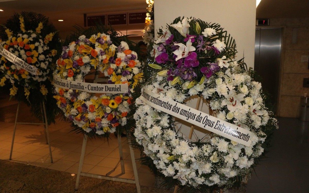 Coroas de flores em homenagem a Paulinho, vocalista do Roupa Nova