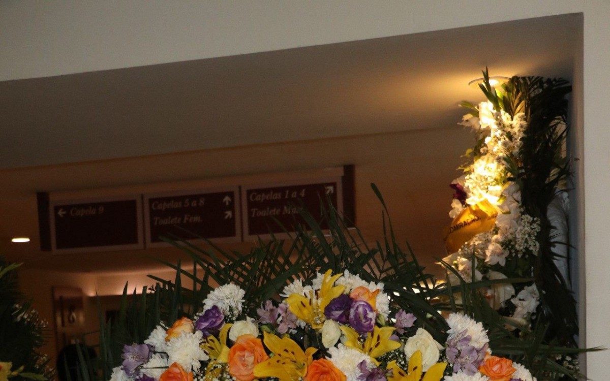 Coroas de flores em homenagem a Paulinho, vocalista do Roupa Nova