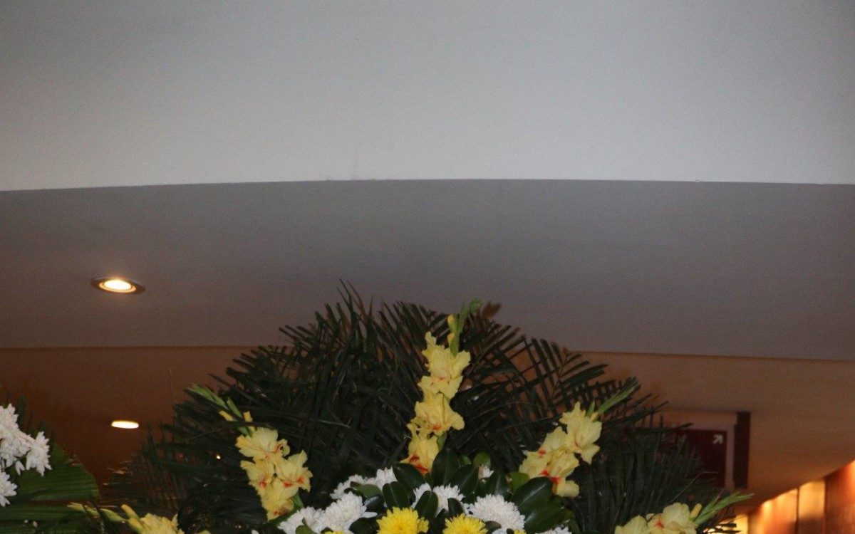 Coroas de flores em homenagem a Paulinho, vocalista do Roupa Nova