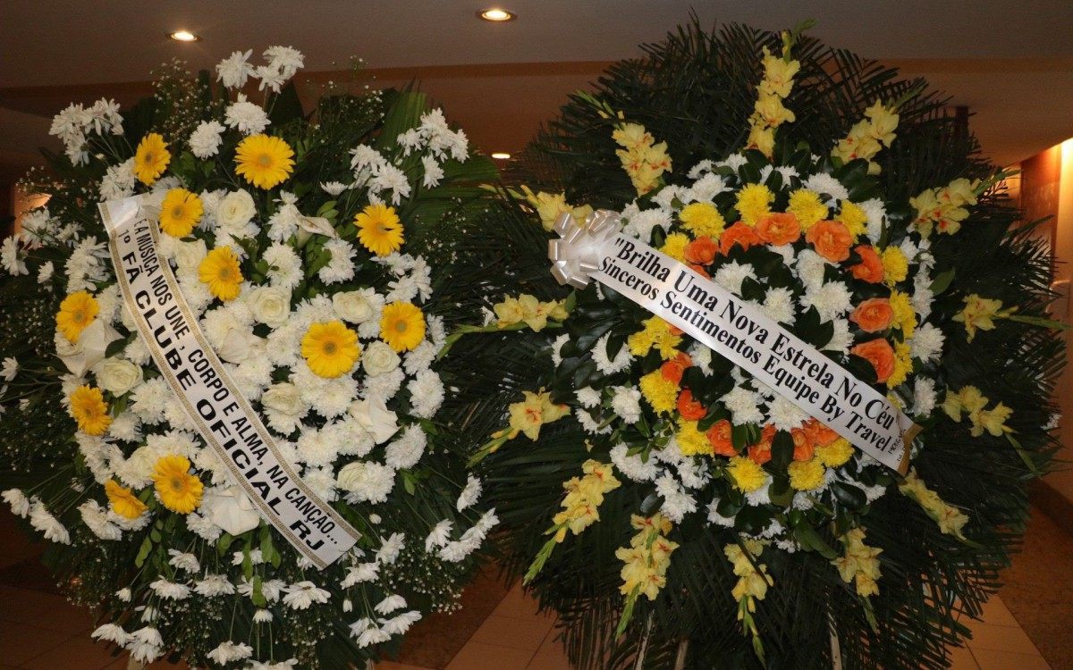 Coroas de flores em homenagem a Paulinho, vocalista do Roupa Nova