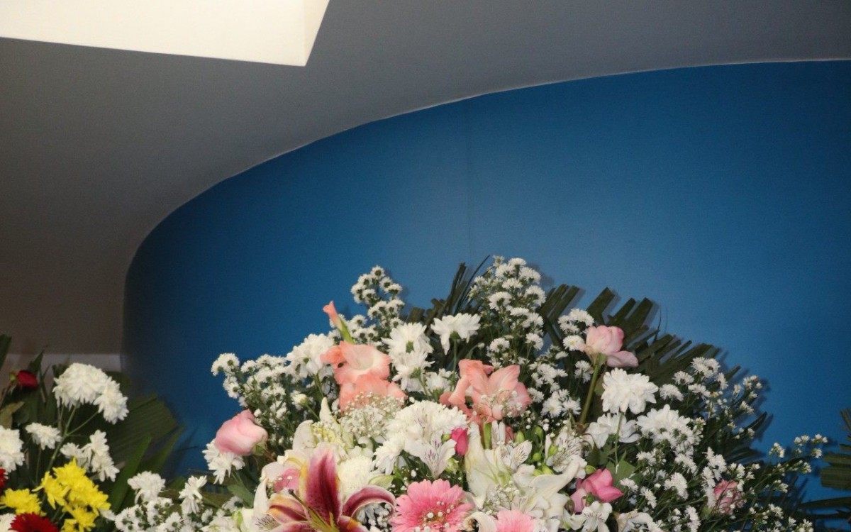 Coroas de flores em homenagem a Paulinho, vocalista do Roupa Nova