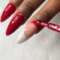 3 - Na unha que foi feita a francesa, aplique esmalte vermelho na área da cutícula para fazer o gorro do Papai Noel.