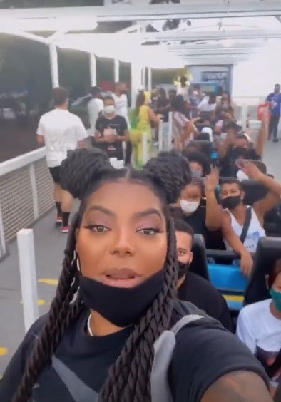 Ludmilla passa o dia com os fãs em parque de diversões - reprodução de vídeo
