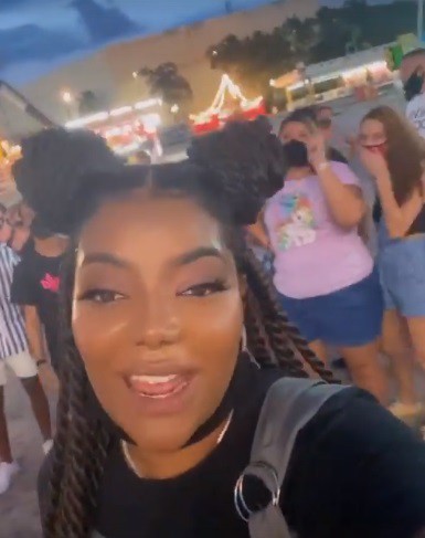 Ludmilla passa o dia com os fãs em parque de diversões - reprodução de vídeo