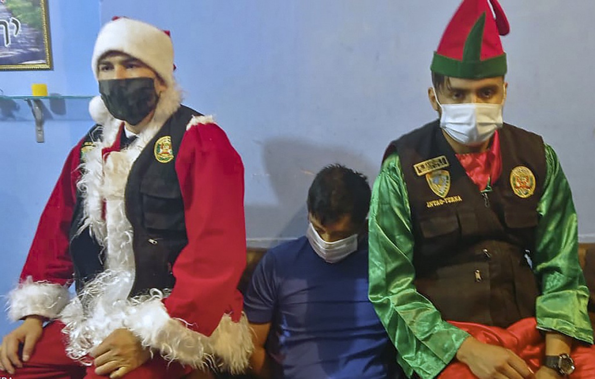 Policiais disfarçados de Papai Noel e elfo prenderam traficante no Peru - AFP