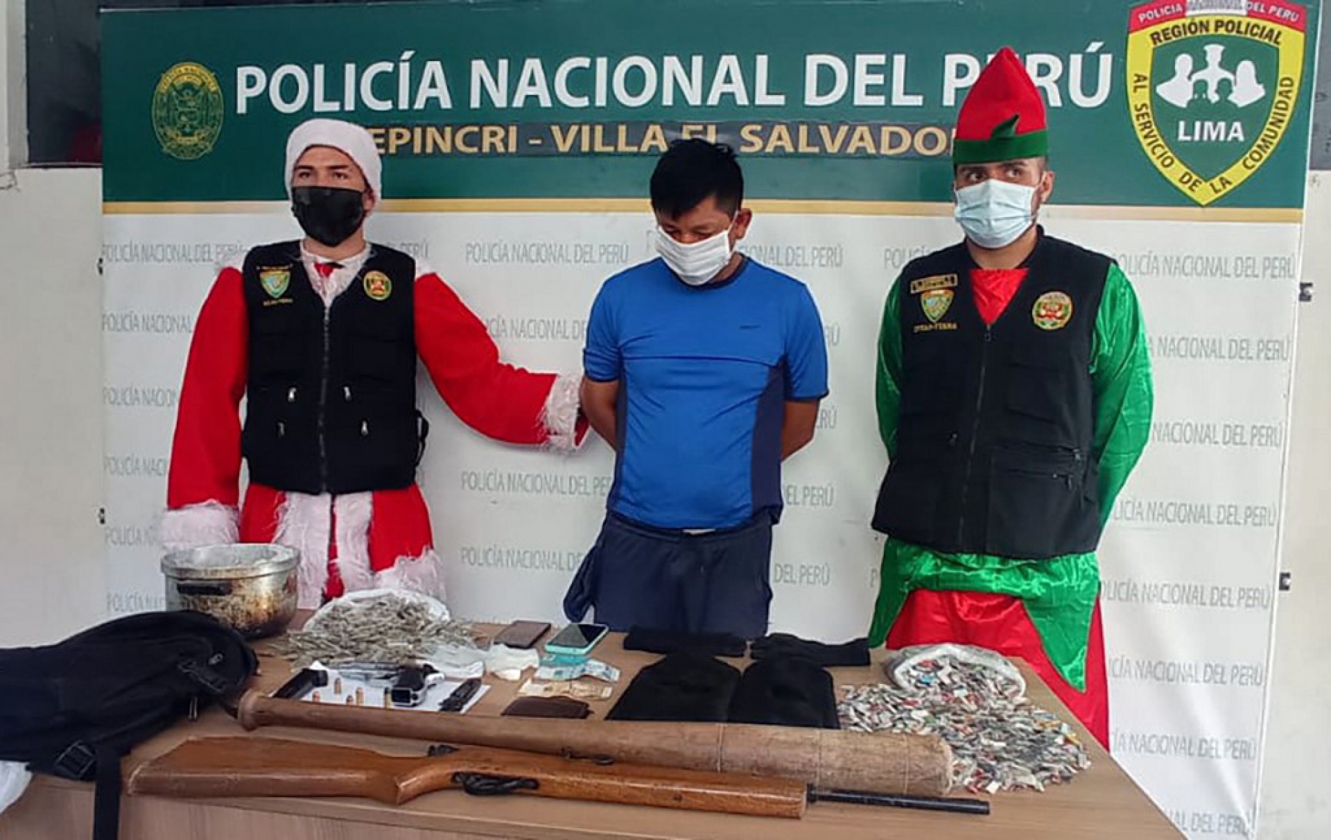 Policiais disfarçados de Papai Noel e elfo prenderam traficante no Peru - AFP