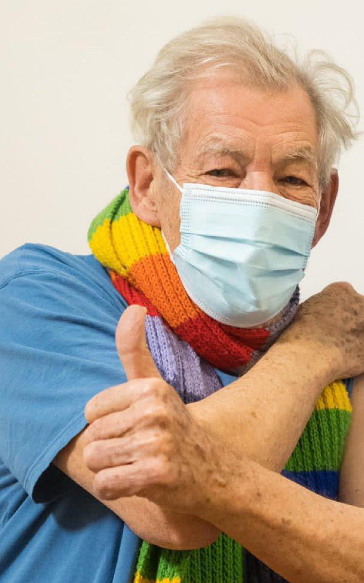 Ian McKellen &eacute; o primeiro famoso a se vacinar no mundo - Reprodução/Twitter