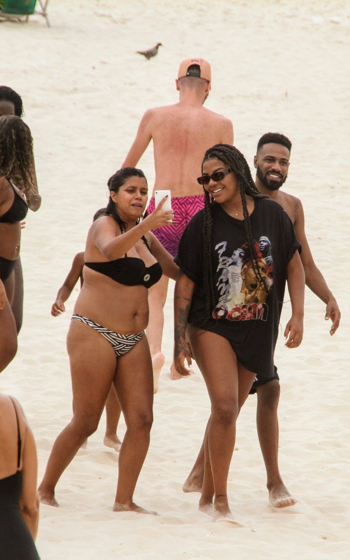 Ludmilla e a mulher, Brunna Gonçalves, em Ipanema, na Zona Sul do Rio