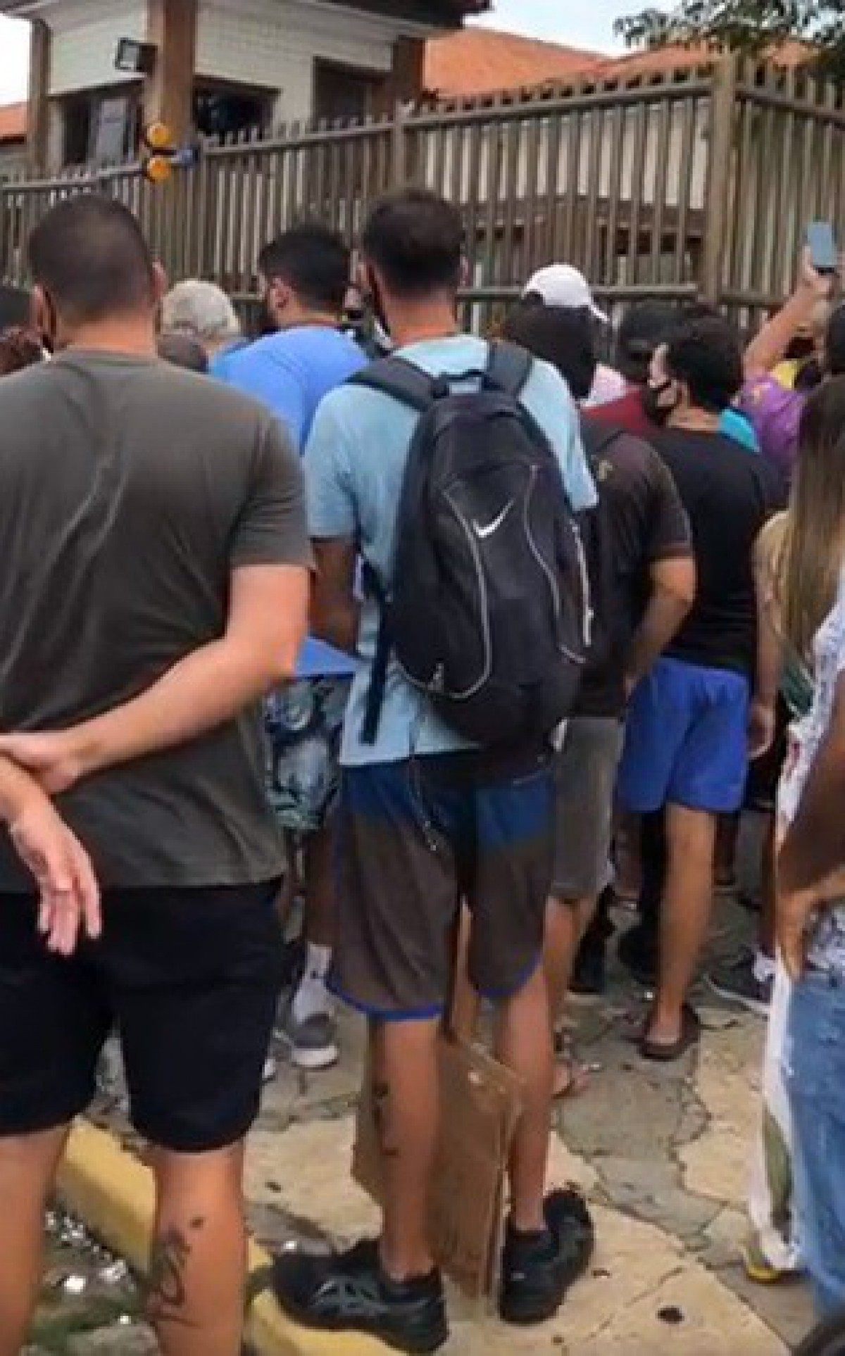 Manifestantes se aglomeram em frente ao fórum de Búzios - Reprodução de vídeo
