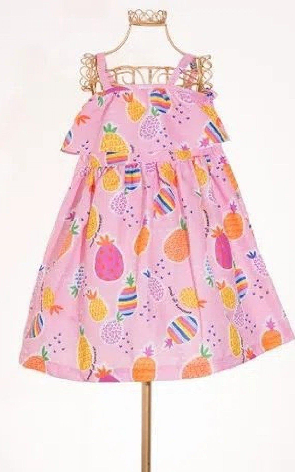 Vestido infantil frutas (R$ 119,95, na Alphabeto), no Bangu Shopping