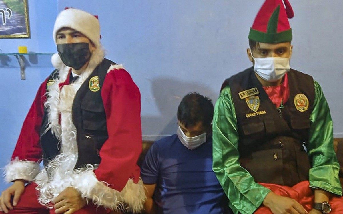 Policiais disfar&ccedil;ados de Papai Noel e elfo prenderam traficante no Peru - AFP