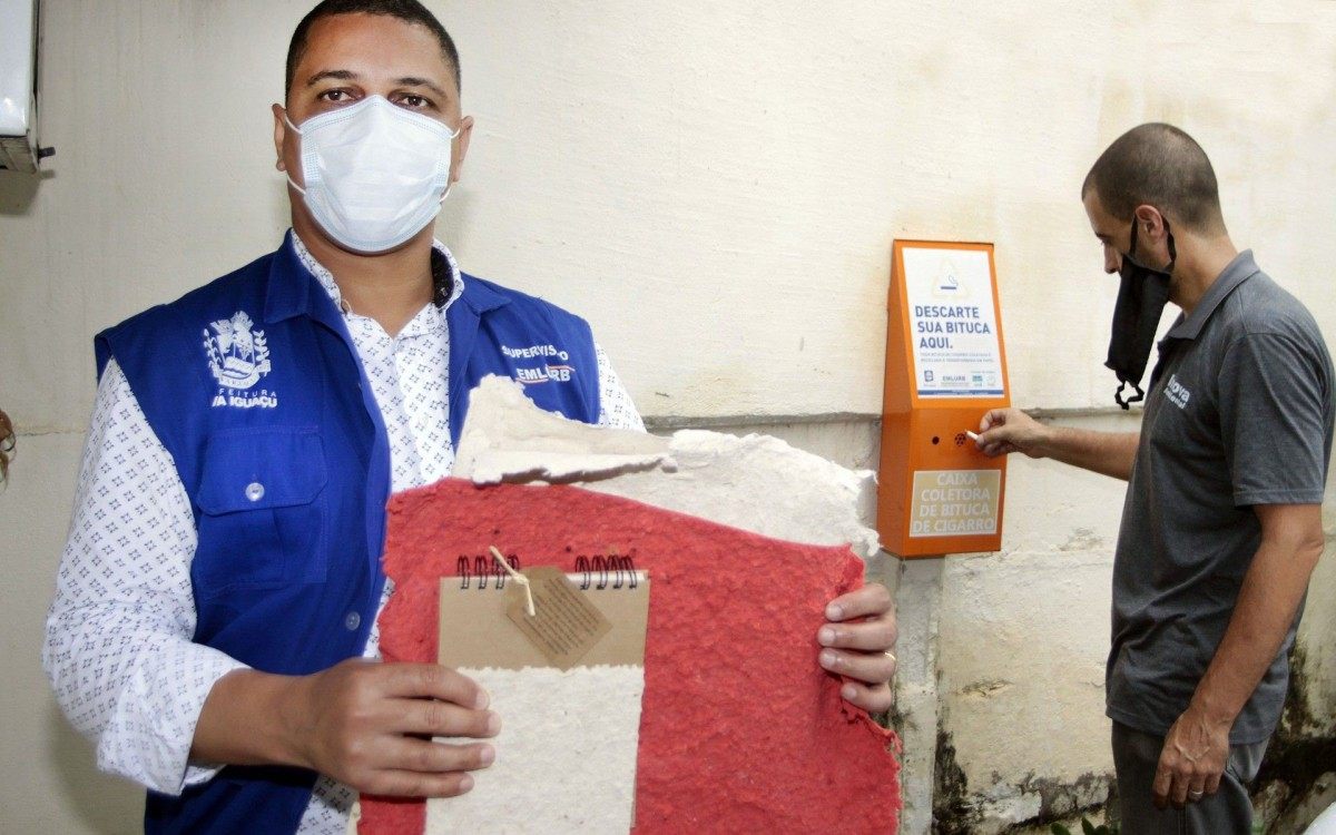 Presidente da Emlurb, Alexander Bento Rezende, posa com uma das peças recicladas