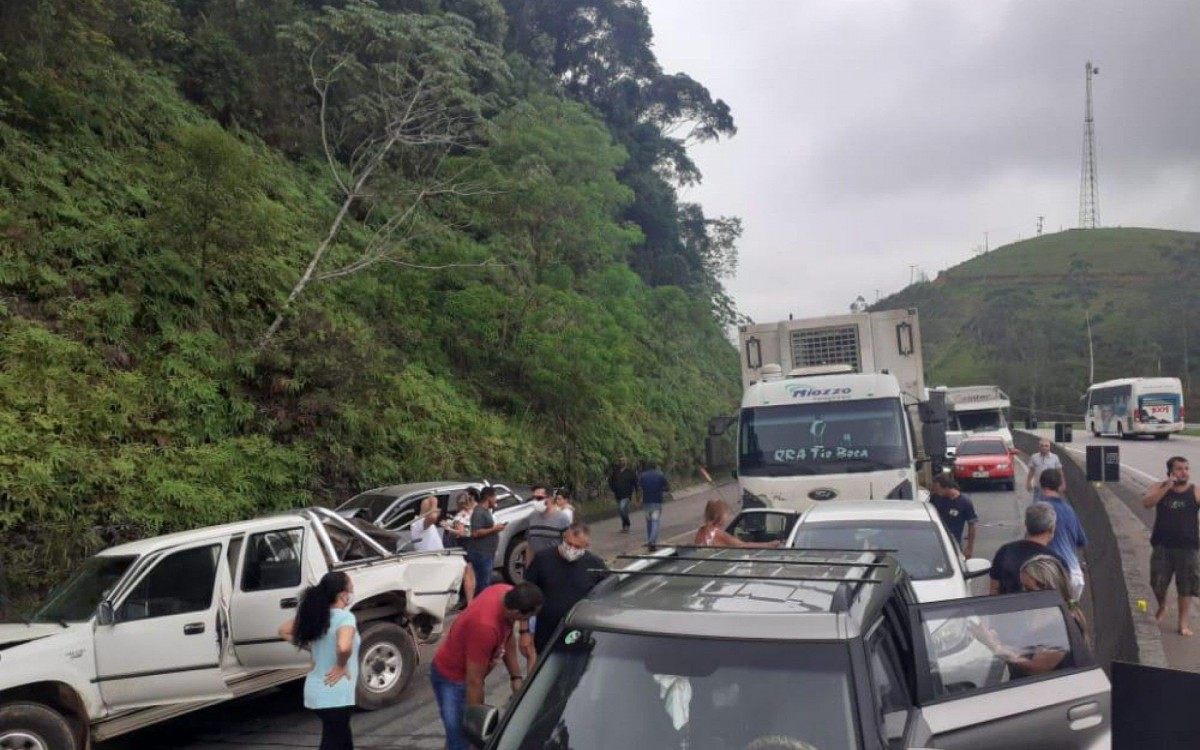 Vítimas envolvidas no acidente seguem recebendo atendimento médico no local - Foto: Reprodução