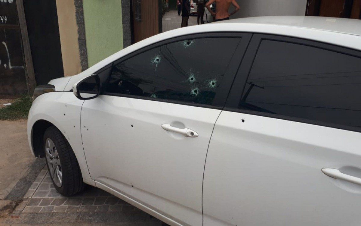 Carro do inspetor foi atingido por mais de 20 tiros - Divulga&ccedil;&atilde;o
