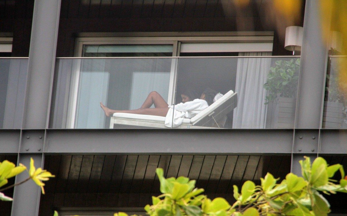 Ludmilla e a mulher, Brunna Gonçalves, em Ipanema, na Zona Sul do Rio