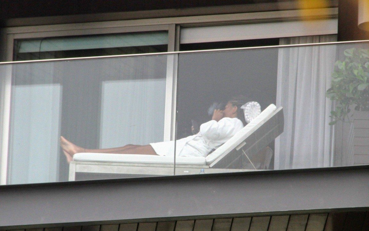 Ludmilla e a mulher, Brunna Gonçalves, em Ipanema, na Zona Sul do Rio