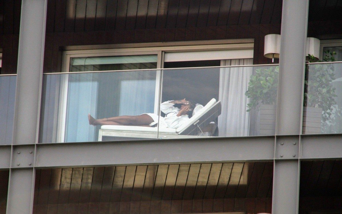 Ludmilla e a mulher, Brunna Gonçalves, em Ipanema, na Zona Sul do Rio