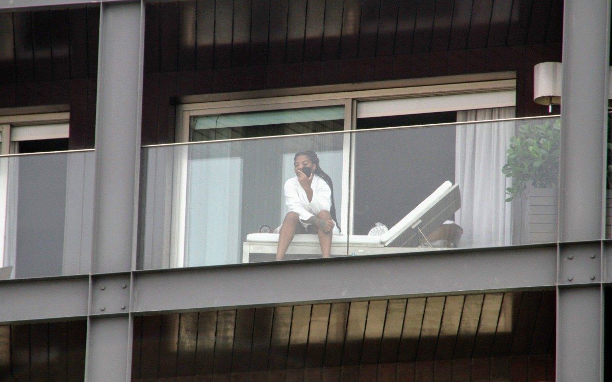 Ludmilla e a mulher, Brunna Gonçalves, em Ipanema, na Zona Sul do Rio
