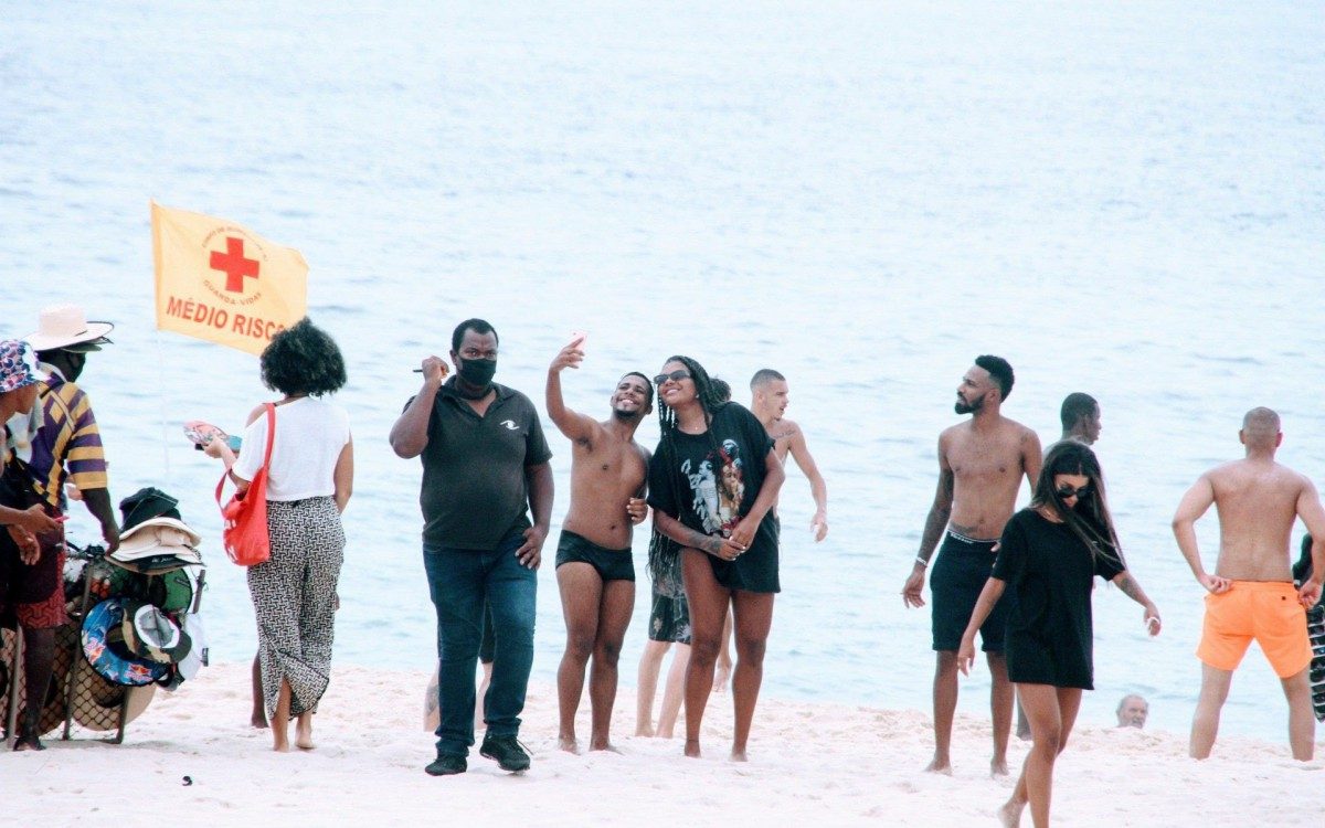 Ludmilla e a mulher, Brunna Gonçalves, em Ipanema, na Zona Sul do Rio