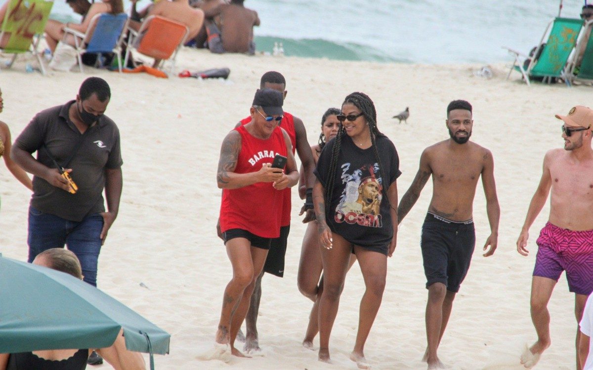 Ludmilla é cercada por fãs na praia