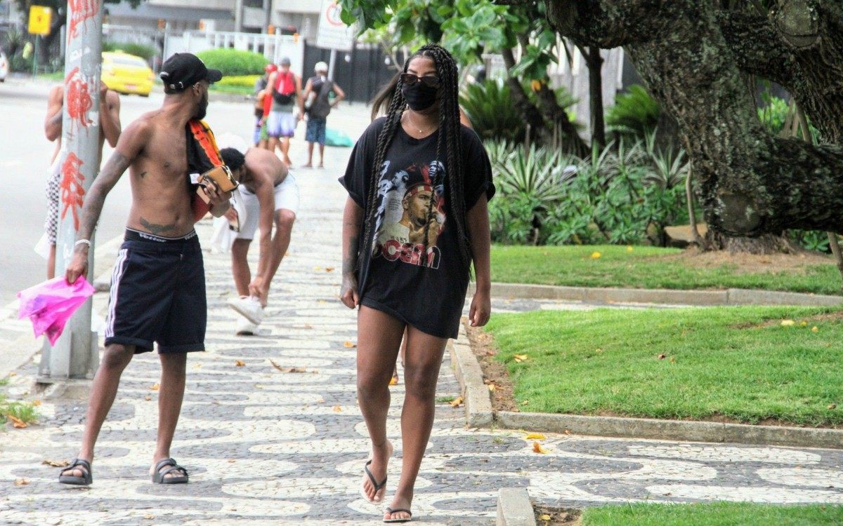 Ludmilla e a mulher, Brunna Gonçalves, em Ipanema, na Zona Sul do Rio