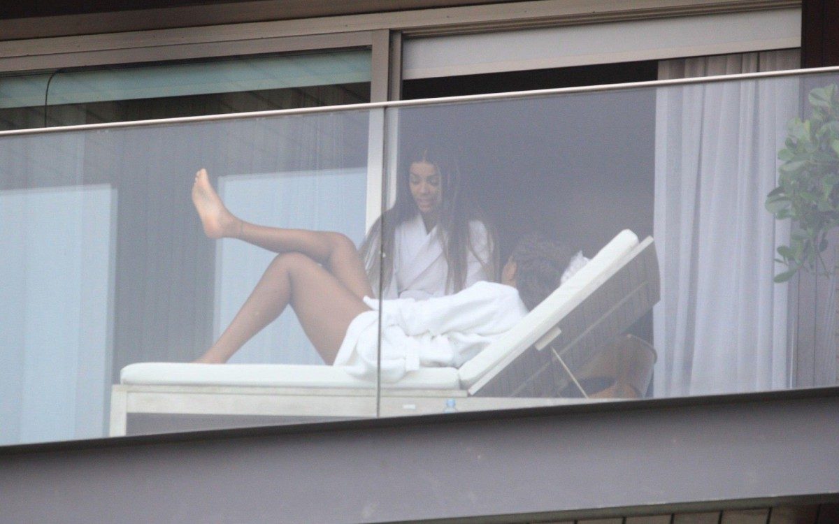 Ludmilla e a mulher, Brunna Gonçalves, em Ipanema, na Zona Sul do Rio