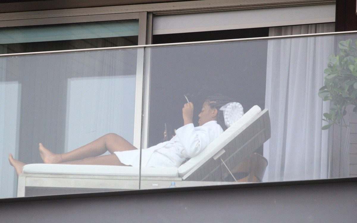 Ludmilla e a mulher, Brunna Gonçalves, em Ipanema, na Zona Sul do Rio