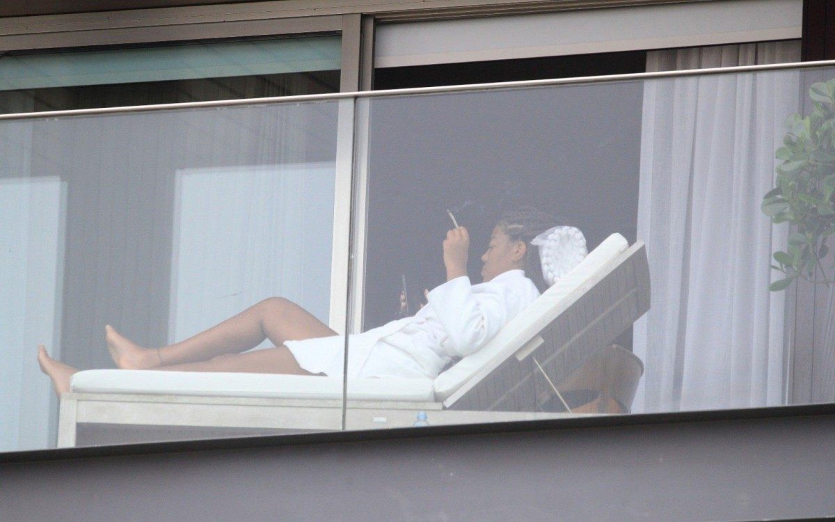 Ludmilla e a mulher, Brunna Gonçalves, em Ipanema, na Zona Sul do Rio