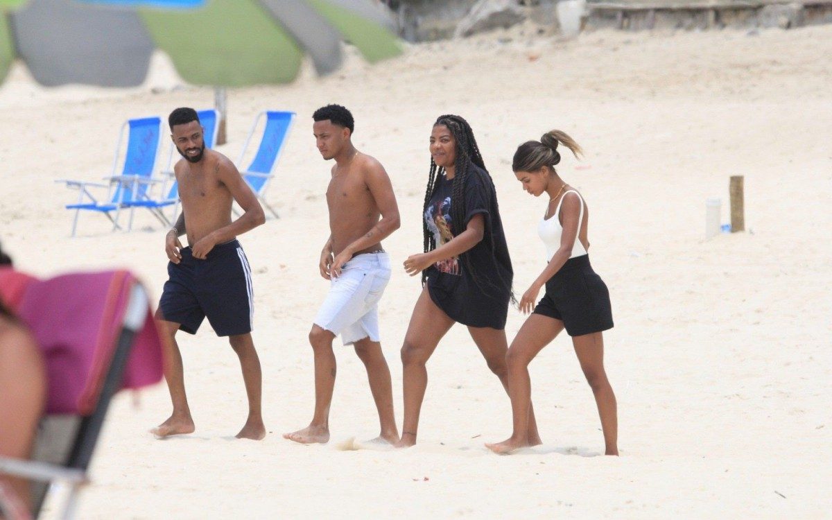 Ludmilla e a mulher, Brunna Gonçalves, em Ipanema, na Zona Sul do Rio