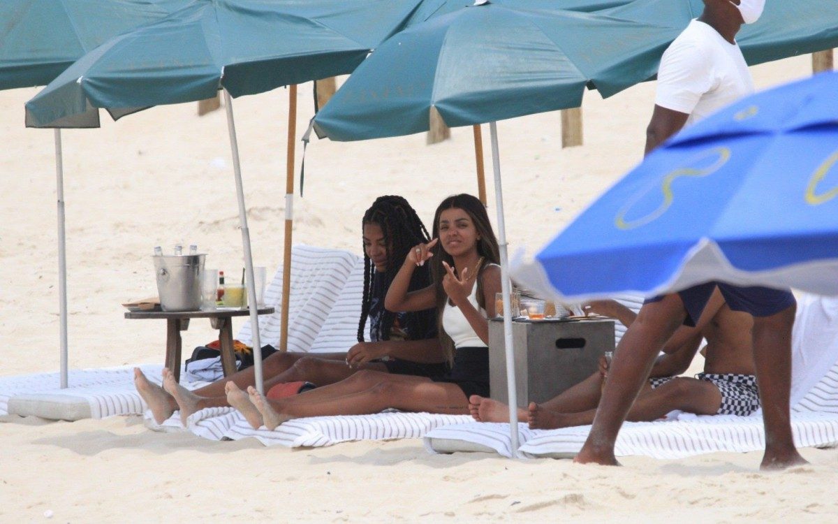 Ludmilla e a mulher, Brunna Gonçalves, em Ipanema, na Zona Sul do Rio