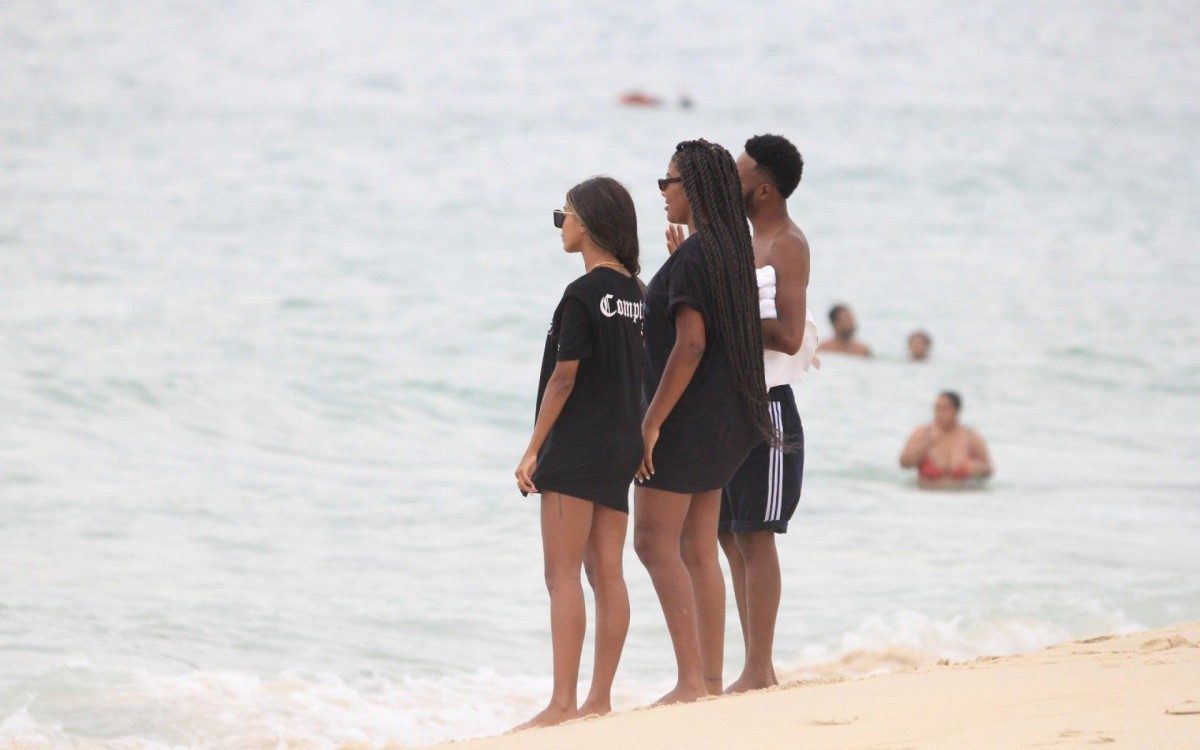 Ludmilla e a mulher, Brunna Gonçalves, em Ipanema, na Zona Sul do Rio