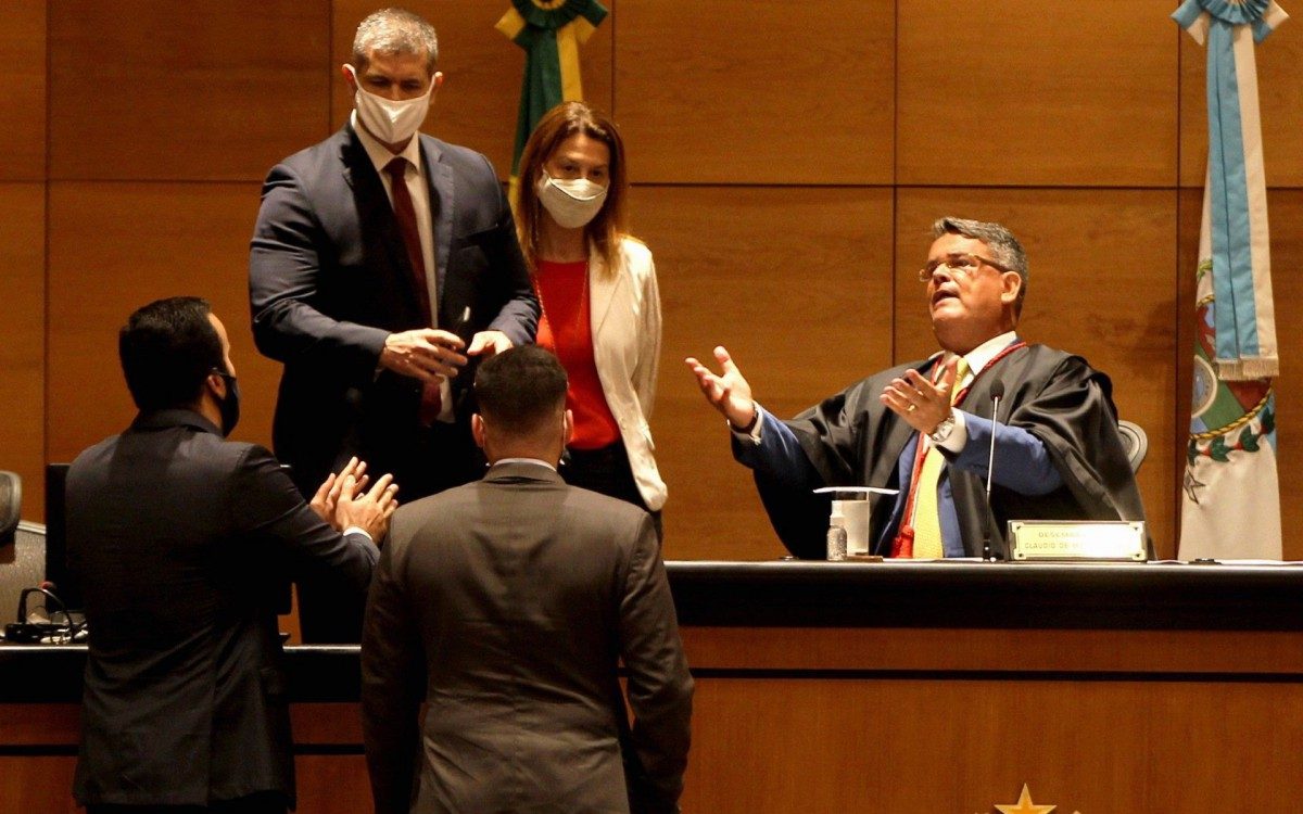 TJ ouve testemunhas no caso do governador afastado, Wilson Witzel, presidida pelo desembargador Claudio de Mello Tavares. Na foto, defesa pede adiamento da audiência, que foi negado pelo Desembargador. - Estefan Radovicz / Agencia O Dia