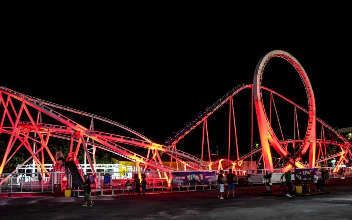 Novidade do Tivoli Park: a maior montanha-russa itinerante da América Latina, a Looping Star