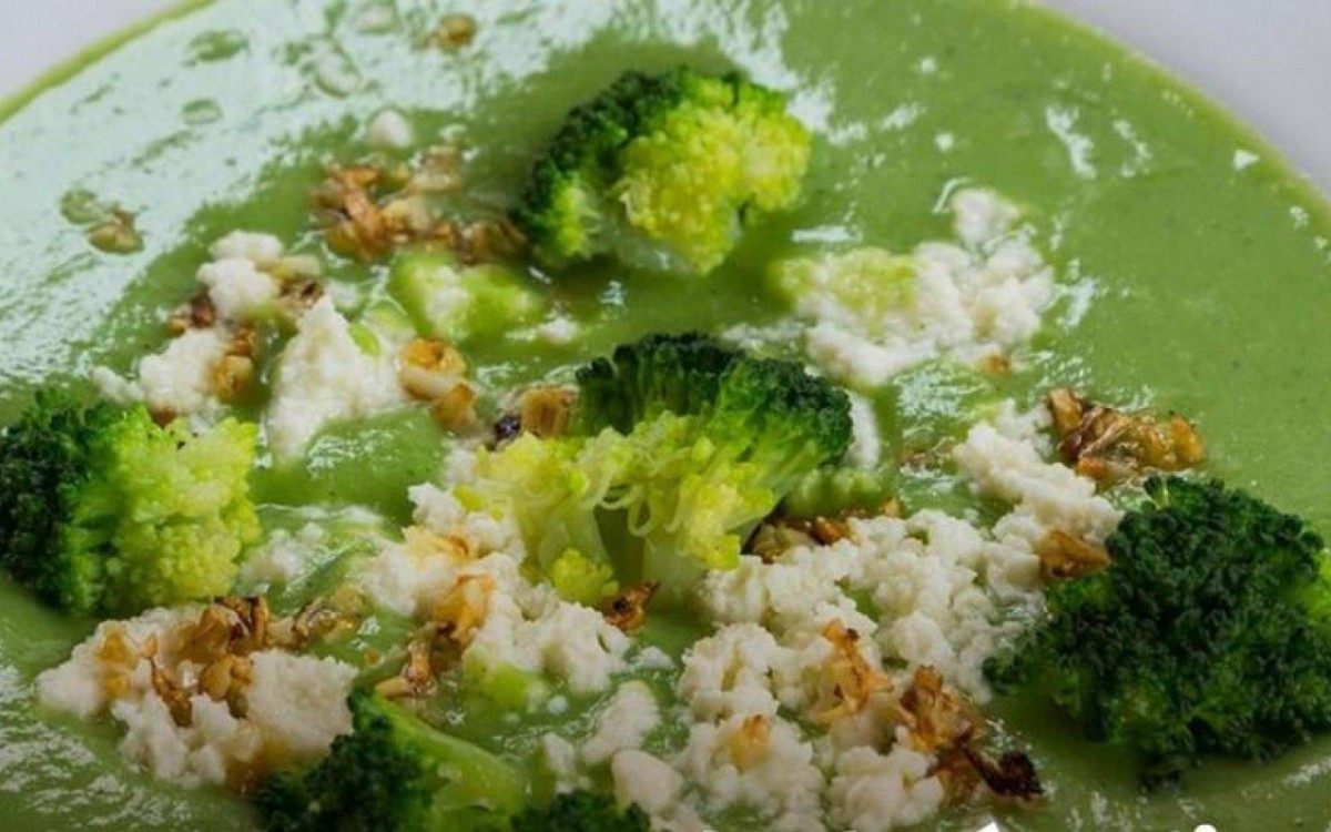 São pratos do dia a dia adaptados para esta nova versão. Entre eles estão feijoada, lasanha, quibe de forno e hambúrgueres feitos com plantas e muitos outros