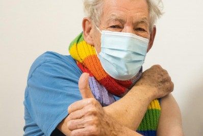 Aos 81 anos, Ian McKellen é o primeiro famoso a se vacinar contra Covid-19 no mundo