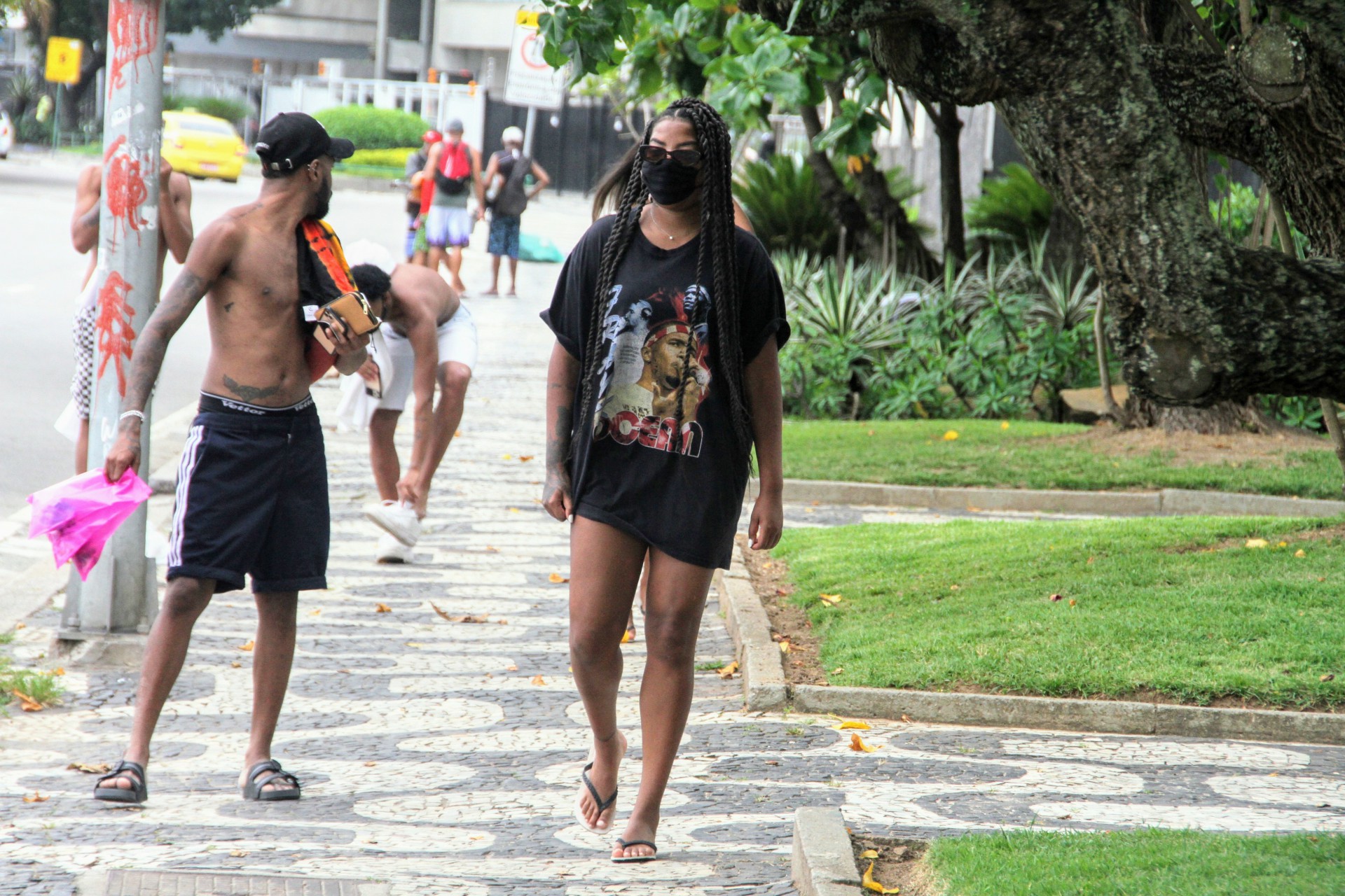 Ludmilla e a mulher, Brunna Gonçalves, em Ipanema, na Zona Sul do Rio - Ag. News