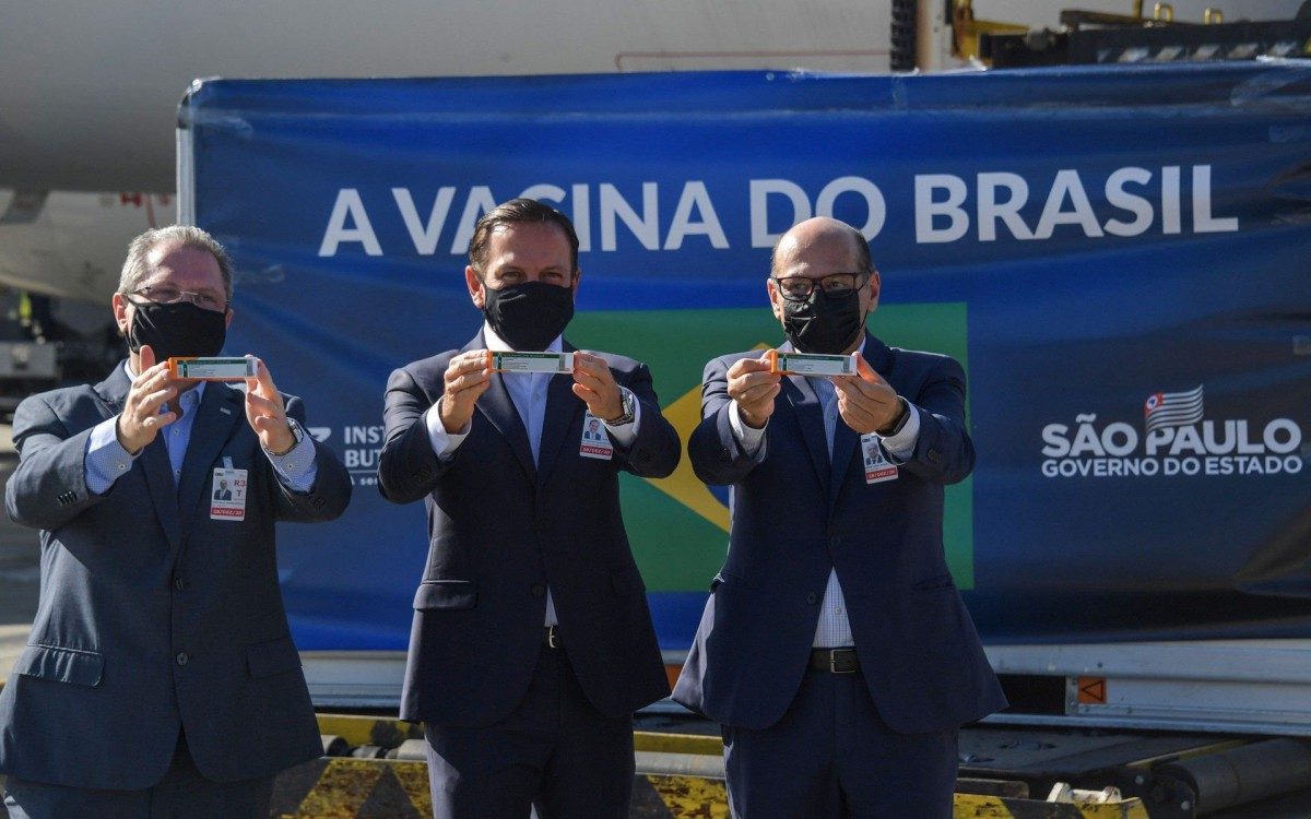 Com o novo lote, S&atilde;o Paulo soma agora 3,12 milh&otilde;es de doses prontas da vacina, que ainda aguarda o aval da Anvisa - NELSON ALMEIDA / AFP