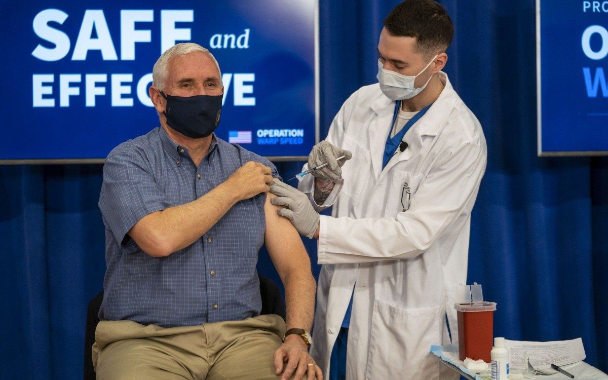 "&Eacute; um milagre m&eacute;dico", declarou o republicano depois de receber a dose - Doug Mills-Pool/Getty Images/AFP
