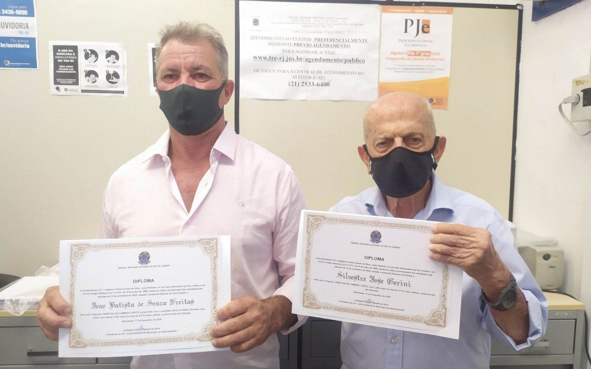 Diplomados na tarde desta sexta-feira (18/12), no cartório da 43ª Zona Eleitoral, no Fórum de Natividade, cidade vizinha.  - Foto: divulgação