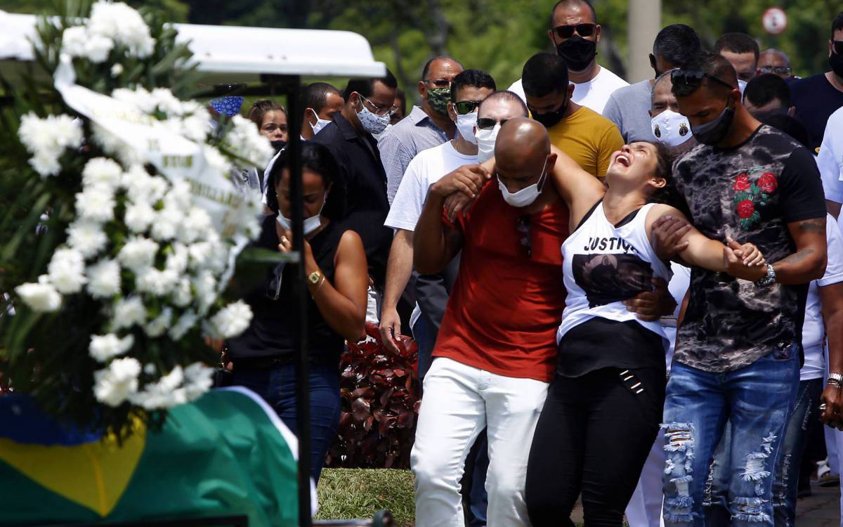 Rio de Janeiro 18/12/2020 - Foi sepultado na tarde deesta sexta feira o corpo do sargento da Marinha Diego Gomes da Silva, 36. Morto em um acidente de carro pelosurfista Felipe Cesarano conhecido como Gordo. Na foto acima a esposa Patricia Gomes. Foto: Luciano Belford/Agencia O DIa - Luciano Belford/Agencia O Dia